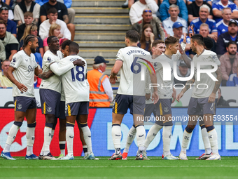 Everton celebrate the goal by #10, Ilman Ndiaye of Everton (hidden), during the Premier League match between Leicester City and Everton at t...