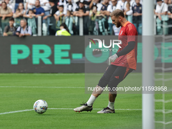 Michele Di Gregorio during the Serie A 2024-2025 match between Juventus and Napoli in Turin, Italy, on September 21, 2024 