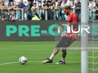 Michele Di Gregorio during the Serie A 2024-2025 match between Juventus and Napoli in Turin, Italy, on September 21, 2024 (