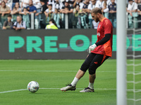 Michele Di Gregorio during the Serie A 2024-2025 match between Juventus and Napoli in Turin, Italy, on September 21, 2024 (