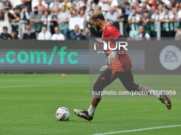 Michele Di Gregorio during the Serie A 2024-2025 match between Juventus and Napoli in Turin, Italy, on September 21, 2024 