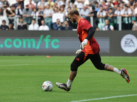 Michele Di Gregorio during the Serie A 2024-2025 match between Juventus and Napoli in Turin, Italy, on September 21, 2024 (