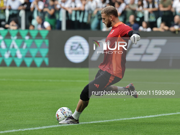 Michele Di Gregorio during the Serie A 2024-2025 match between Juventus and Napoli in Turin, Italy, on September 21, 2024 