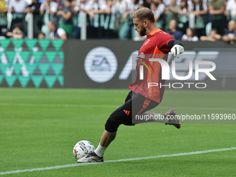 Michele Di Gregorio during the Serie A 2024-2025 match between Juventus and Napoli in Turin, Italy, on September 21, 2024 (