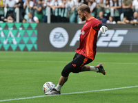 Michele Di Gregorio during the Serie A 2024-2025 match between Juventus and Napoli in Turin, Italy, on September 21, 2024 (