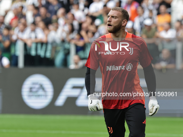 Michele Di Gregorio during the Serie A 2024-2025 match between Juventus and Napoli in Turin, Italy, on September 21, 2024 