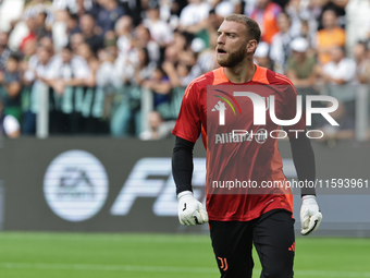 Michele Di Gregorio during the Serie A 2024-2025 match between Juventus and Napoli in Turin, Italy, on September 21, 2024 (