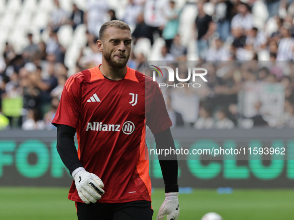 Michele Di Gregorio during the Serie A 2024-2025 match between Juventus and Napoli in Turin, Italy, on September 21, 2024 