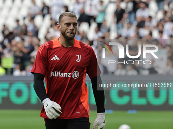 Michele Di Gregorio during the Serie A 2024-2025 match between Juventus and Napoli in Turin, Italy, on September 21, 2024 (