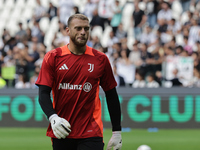 Michele Di Gregorio during the Serie A 2024-2025 match between Juventus and Napoli in Turin, Italy, on September 21, 2024 (