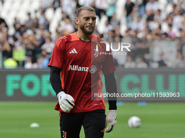 Michele Di Gregorio during the Serie A 2024-2025 match between Juventus and Napoli in Turin, Italy, on September 21, 2024 