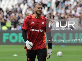 Michele Di Gregorio during the Serie A 2024-2025 match between Juventus and Napoli in Turin, Italy, on September 21, 2024 (