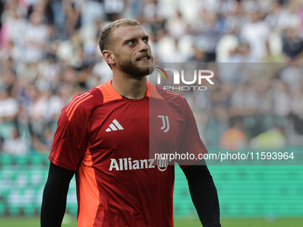 Michele Di Gregorio during the Serie A 2024-2025 match between Juventus and Napoli in Turin, Italy, on September 21, 2024 