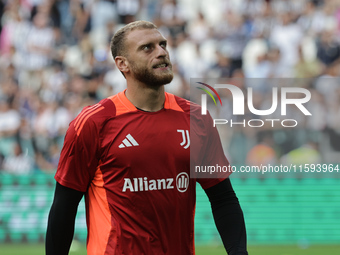 Michele Di Gregorio during the Serie A 2024-2025 match between Juventus and Napoli in Turin, Italy, on September 21, 2024 (