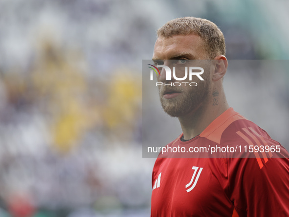 Michele Di Gregorio during the Serie A 2024-2025 match between Juventus and Napoli in Turin, Italy, on September 21, 2024 