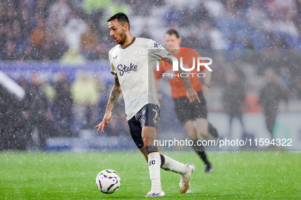 Dwight McNeil of Everton on the ball during the Premier League match between Leicester City and Everton at the King Power Stadium in Leicest...