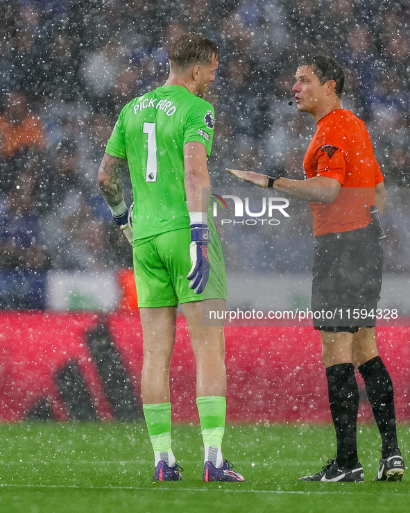 Jordan Pickford of Everton speaks to Referee Darren England during the Premier League match between Leicester City and Everton at the King P...