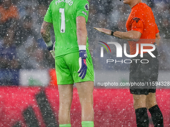 Jordan Pickford of Everton speaks to Referee Darren England during the Premier League match between Leicester City and Everton at the King P...