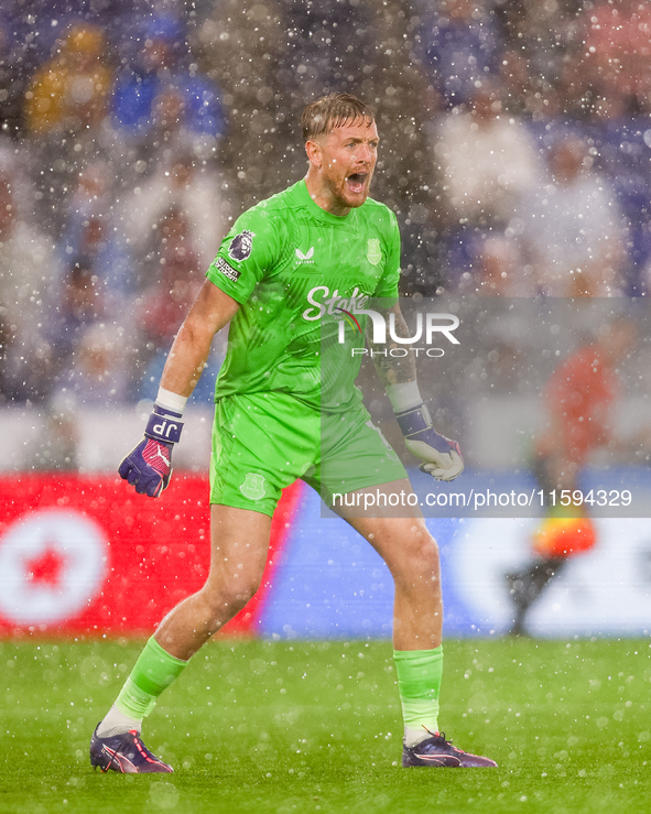 Jordan Pickford of Everton screams for a response from his teammates during the Premier League match between Leicester City and Everton at t...