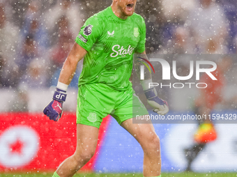 Jordan Pickford of Everton screams for a response from his teammates during the Premier League match between Leicester City and Everton at t...