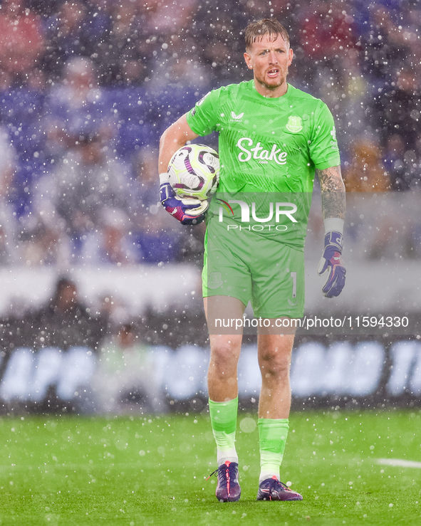 Jordan Pickford of Everton with the ball during the Premier League match between Leicester City and Everton at the King Power Stadium in Lei...