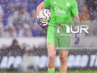 Jordan Pickford of Everton with the ball during the Premier League match between Leicester City and Everton at the King Power Stadium in Lei...