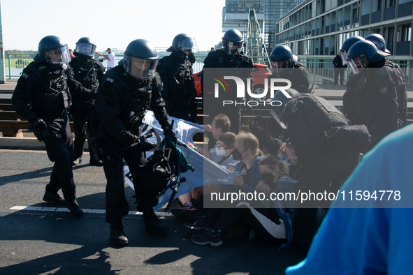 Police forcefully remove several counter-protesters who block the road for the ''Pro-Life March'' as thousands of people take part in the an...