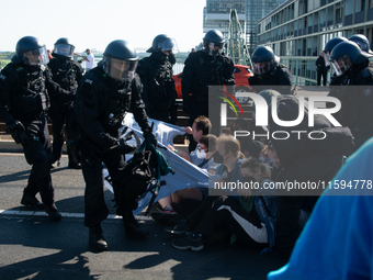 Police forcefully remove several counter-protesters who block the road for the ''Pro-Life March'' as thousands of people take part in the an...