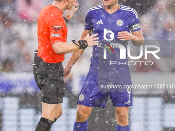 Referee Darren England speaks to #9, Jamie Vardy of Leicester City during the Premier League match between Leicester City and Everton at the...