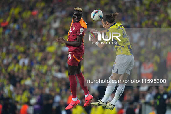 Victor Osimhen of Galatasaray and Dominik Livakovic of Fenerbahce battle for the ball during the Turkey Süper Ligue Round 5 between Fenerbah...