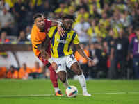 Abdülkerim Bardakcı of Galatasaray and Allan Saint-Maximin of Fenerbahce battle for the ball during the Turkey Süper Ligue Round 5 between F...