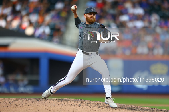 New York Mets relief pitcher Reed Garrett #75 throws during the eighth inning of the baseball game against the Philadelphia Phillies at Citi...