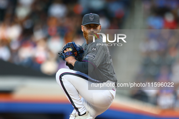 New York Mets relief pitcher Reed Garrett #75 throws during the eighth inning of the baseball game against the Philadelphia Phillies at Citi...