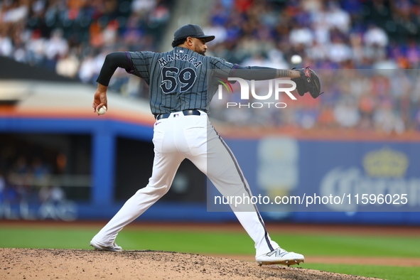 New York Mets starting pitcher Sean Manaea #59 throws during the seventh inning of the baseball game against the Philadelphia Phillies at Ci...