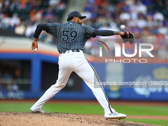 New York Mets starting pitcher Sean Manaea #59 throws during the seventh inning of the baseball game against the Philadelphia Phillies at Ci...