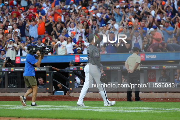 New York Mets starting pitcher Sean Manaea #59 leaves the game during the eighth inning of the baseball game against the Philadelphia Philli...