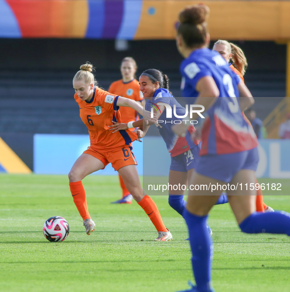 Taylor Suarez of the United States and Kealyn Manou Sigrid Thomas of the Netherlands fight for the ball during the FIFA U-20 Women's World C...