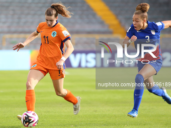 Savannah King of the United States and Diana Apollonia Remmers of the Netherlands fight for the ball during the FIFA U-20 Women's World Cup...