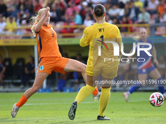 Teagan Wy of the United States and Bo van Egmond of the Netherlands fight for the ball during the FIFA U-20 Women's World Cup Colombia 2024...