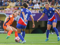 Jordyn Bugg of the United States and Fleur Jansje Margaretha Stoit of the Netherlands fight for the ball during the FIFA U-20 Women's World...