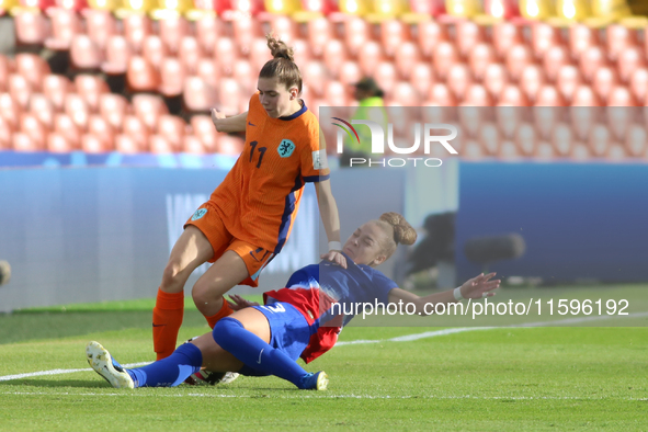 Savannah King of the United States and Diana Apollonia Remmers of the Netherlands fight for the ball during the FIFA U-20 Women's World Cup...