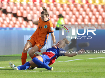 Savannah King of the United States and Diana Apollonia Remmers of the Netherlands fight for the ball during the FIFA U-20 Women's World Cup...