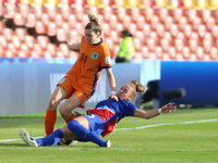 Savannah King of the United States and Diana Apollonia Remmers of the Netherlands fight for the ball during the FIFA U-20 Women's World Cup...