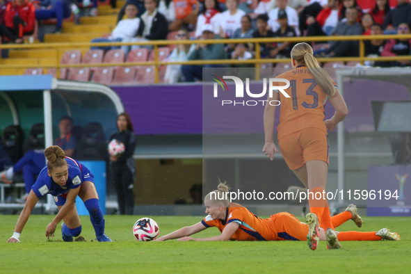 Savannah King of the United States and Kealyn Manou Sigrid Thomas of the Netherlands fight for the ball during the FIFA U-20 Women's World C...