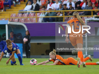 Savannah King of the United States and Kealyn Manou Sigrid Thomas of the Netherlands fight for the ball during the FIFA U-20 Women's World C...