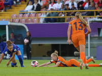 Savannah King of the United States and Kealyn Manou Sigrid Thomas of the Netherlands fight for the ball during the FIFA U-20 Women's World C...