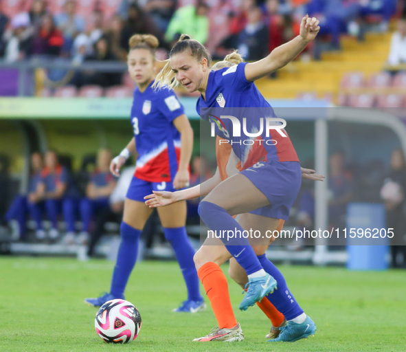 Claire Hutton of the United States controls the ball during the FIFA U-20 Women's World Cup Colombia 2024 third-place match between the Neth...