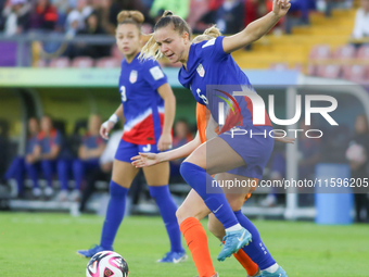 Claire Hutton of the United States controls the ball during the FIFA U-20 Women's World Cup Colombia 2024 third-place match between the Neth...