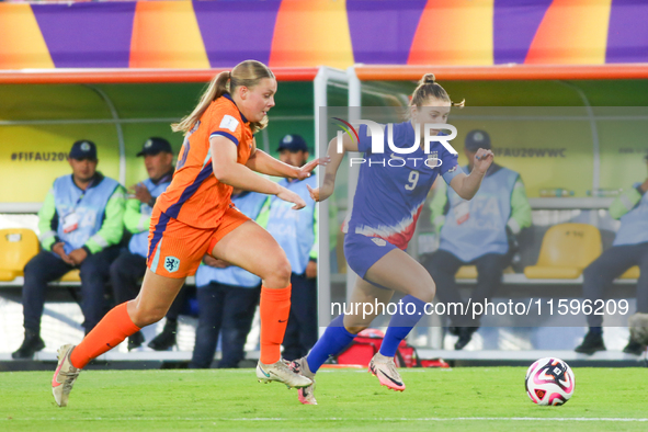 Ally Sentnor of the United States and Leah Klenke of the Netherlands fight for the ball during the FIFA U-20 Women's World Cup Colombia 2024...