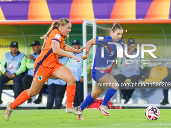 Ally Sentnor of the United States and Leah Klenke of the Netherlands fight for the ball during the FIFA U-20 Women's World Cup Colombia 2024...